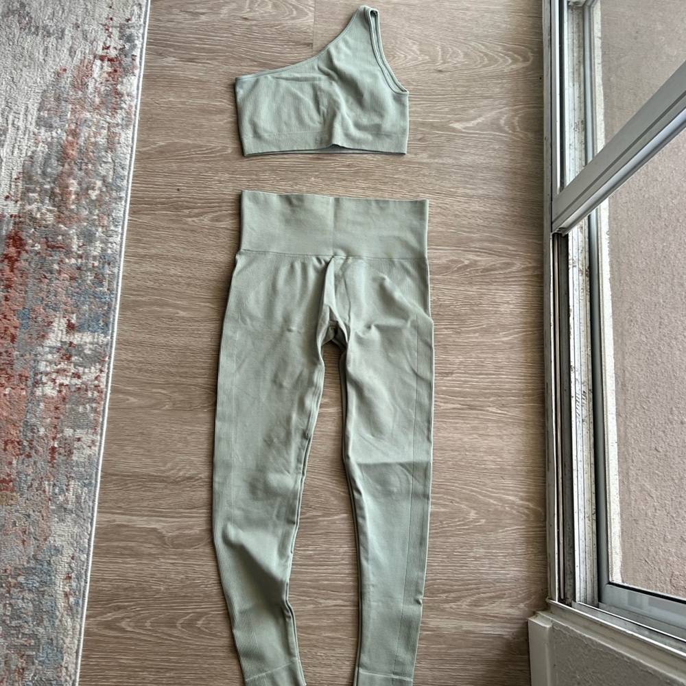 Set active sculpt flex bra and leggings